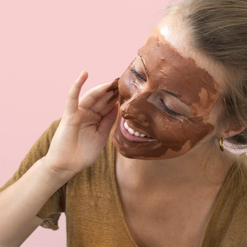 Réaliser un gommage et un masque une à deux fois par semaine, pour les peaux à imperfections.