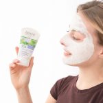 Utiliser un gommage et un masque pour réguler et rééquilibrer durablement la peau. 