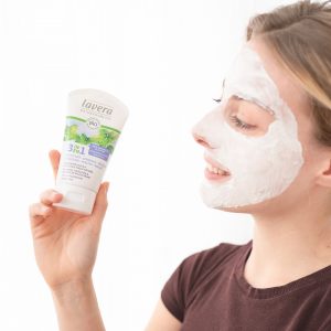 Dernière étape de la routine de soin des peaux à tendance acnéiques : les soins hebdomadaires avec le gommage et le masque - Mademoiselle bio