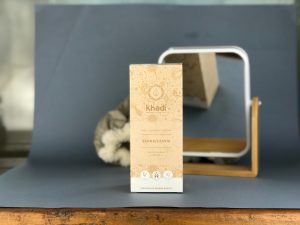 Les colorations naturelles aux plantes de la marque Khadi va apporter les qualité nourissantes d'une coloration mais sans propriétés colorantes. 