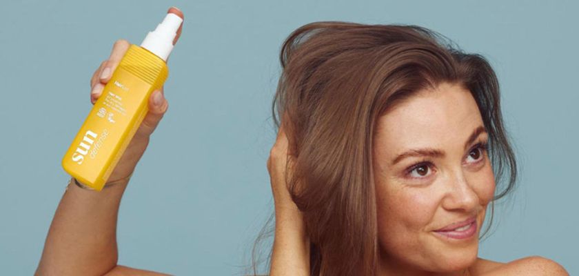 Soleil, mer, piscine : comment protéger ses cheveux en été