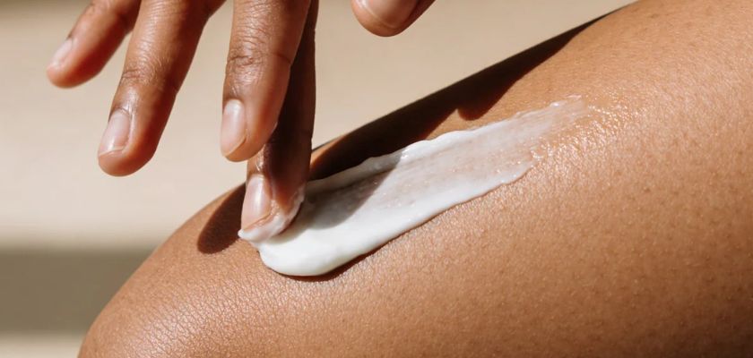 Comment préparer sa peau au bronzage : la routine In & Out pour un hâle lumineux et durable