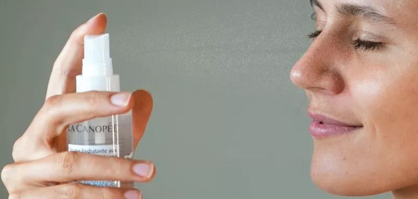 Chaleur, soleil, transpiration : comment adapter sa routine skincare en été ?